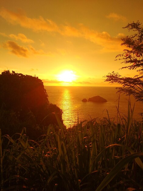 Foto vista panorâmica do mar calmo ao pôr-do-sol