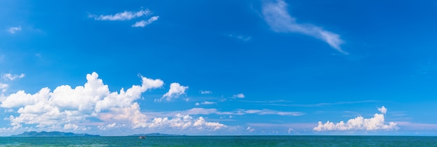 Vista panorâmica do mar com céu azul e nuvens