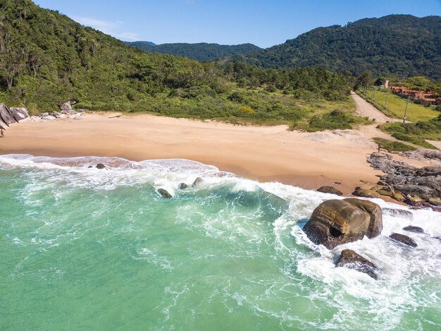 Foto vista panorâmica do mar contra as montanhas