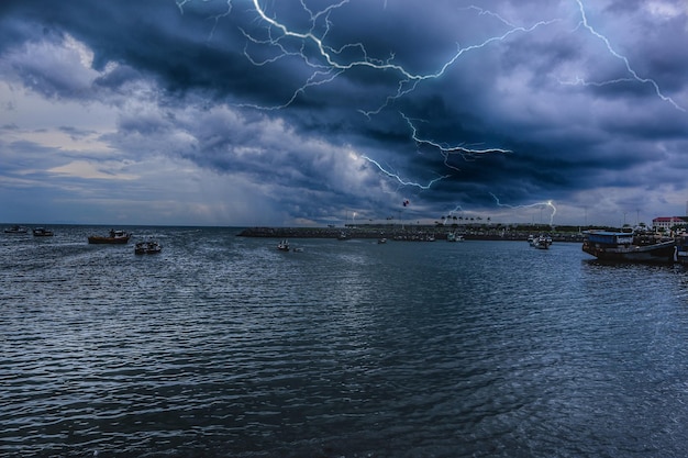 Foto vista panorâmica do mar contra nuvens de tempestade