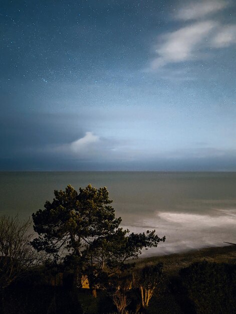 Foto vista panorâmica do mar contra o céu à noite
