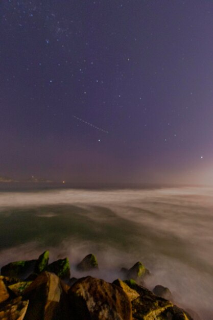 Foto vista panorâmica do mar contra o céu à noite