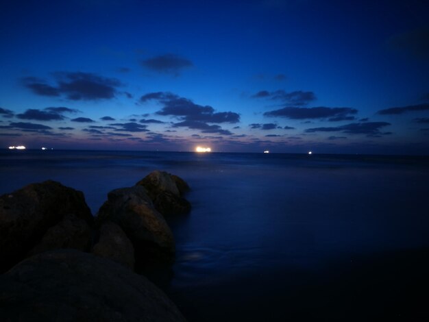 Foto vista panorâmica do mar contra o céu ao anoitecer