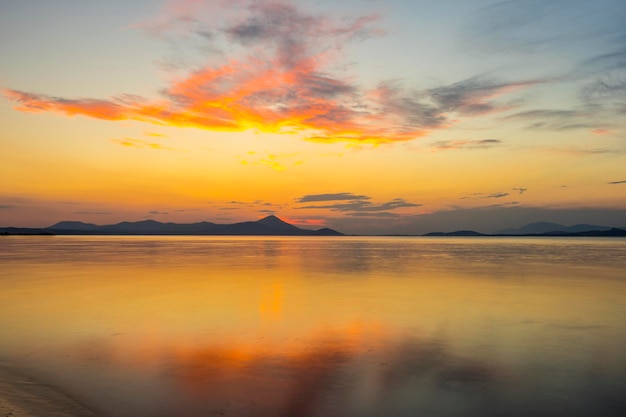 Vista panorâmica do mar contra o céu ao pôr-do-sol