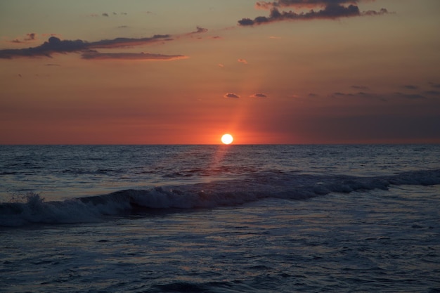 Vista panorâmica do mar contra o céu ao pôr-do-sol