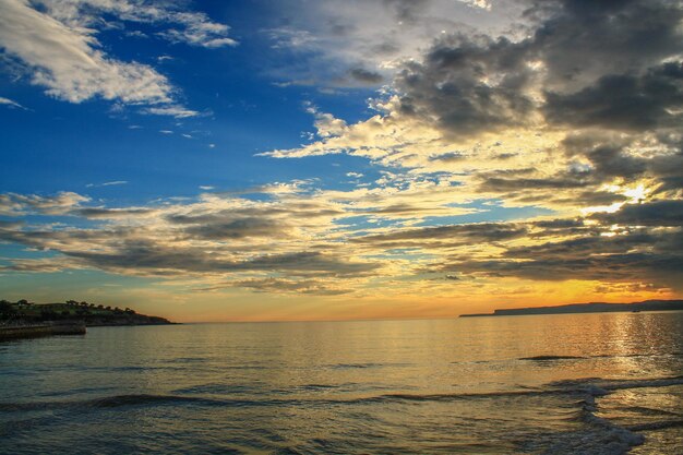 Foto vista panorâmica do mar contra o céu ao pôr-do-sol