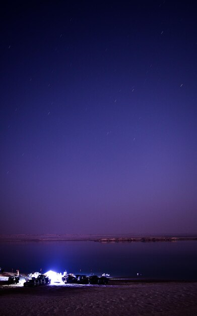 Vista panorâmica do mar contra o céu azul claro à noite