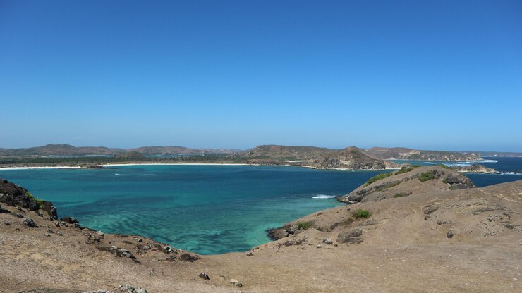 Foto vista panorâmica do mar contra o céu azul claro