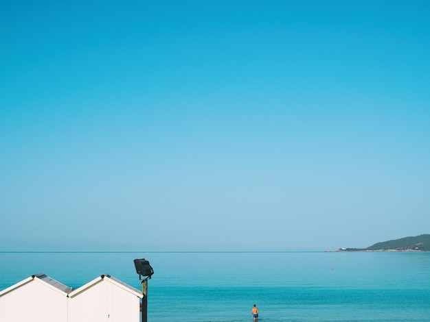 Vista panorâmica do mar contra o céu azul claro