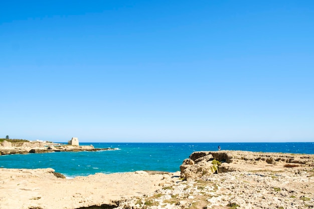 Vista panorâmica do mar contra o céu azul claro