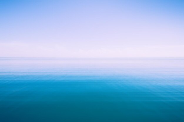 Vista panorâmica do mar contra o céu azul claro