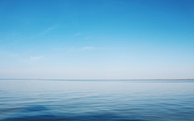 Vista panorâmica do mar contra o céu azul claro