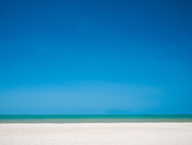 Vista panorâmica do mar contra o céu azul claro