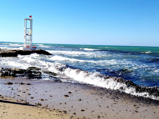 Foto vista panorâmica do mar contra o céu azul claro