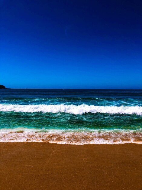 Foto vista panorâmica do mar contra o céu azul claro