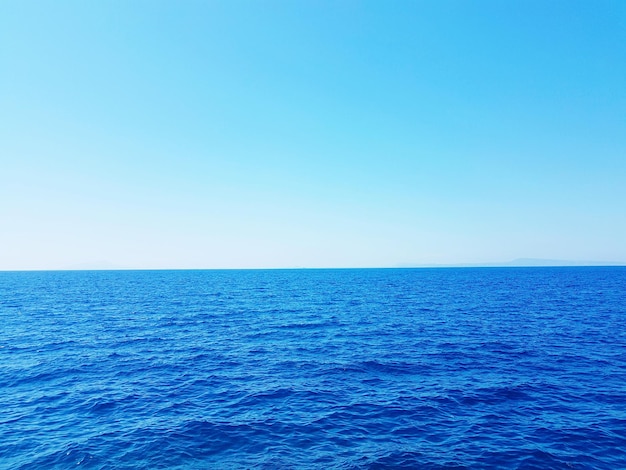 Vista panorâmica do mar contra o céu azul claro
