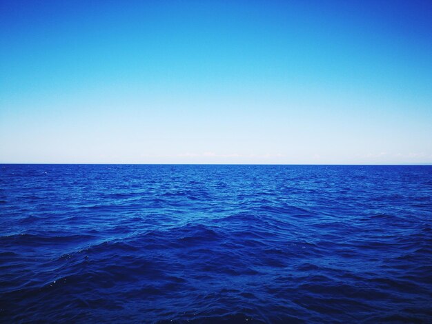 Foto vista panorâmica do mar contra o céu azul claro