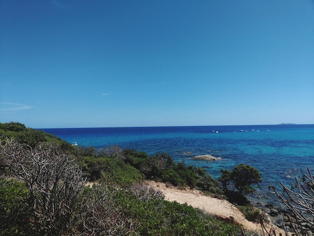 Vista panorâmica do mar contra o céu azul claro