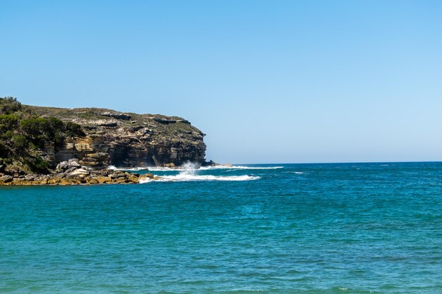 Vista panorâmica do mar contra o céu azul claro