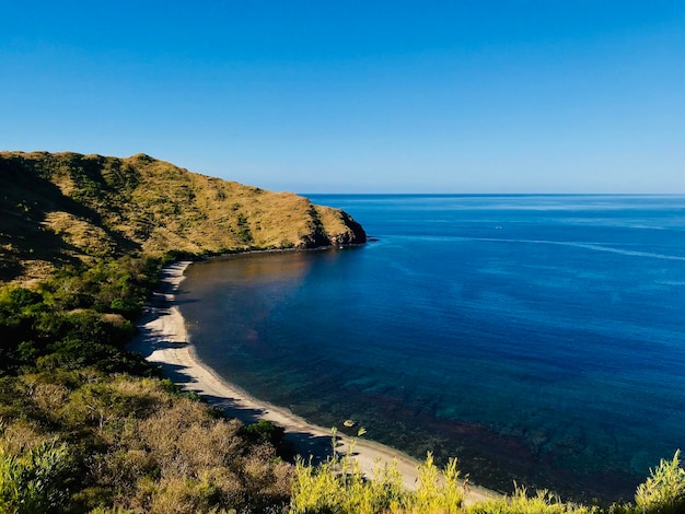 Foto vista panorâmica do mar contra o céu azul claro