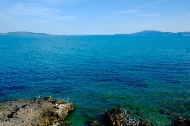 Vista panorâmica do mar contra o céu azul