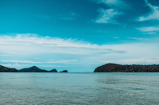 Vista panorâmica do mar contra o céu azul