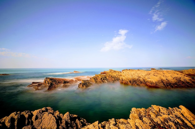 Vista panorâmica do mar contra o céu azul