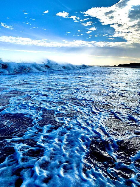 Foto vista panorâmica do mar contra o céu azul