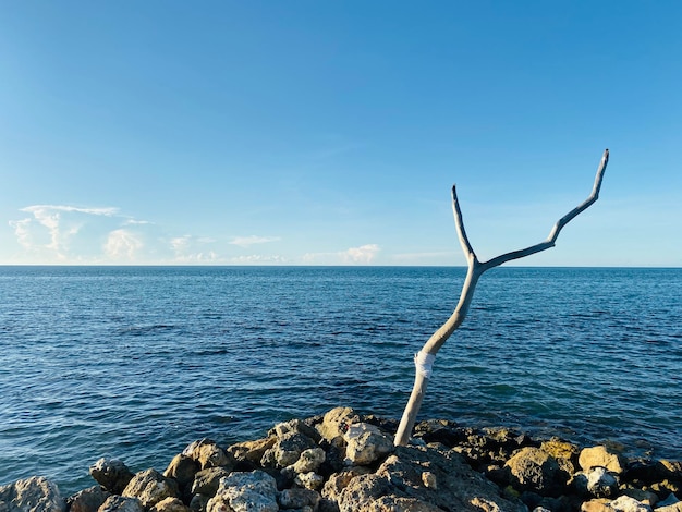 Vista panorâmica do mar contra o céu azul