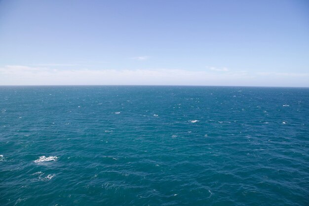 Foto vista panorâmica do mar contra o céu azul