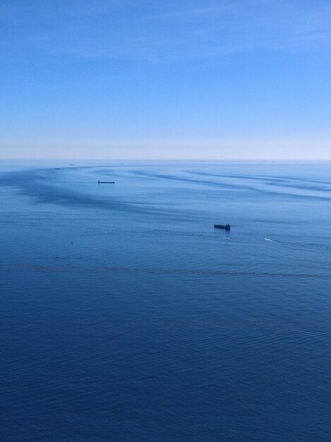 Vista panorâmica do mar contra o céu azul