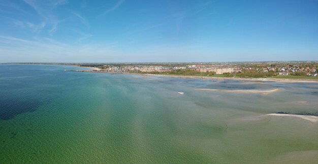 Foto vista panorâmica do mar contra o céu azul