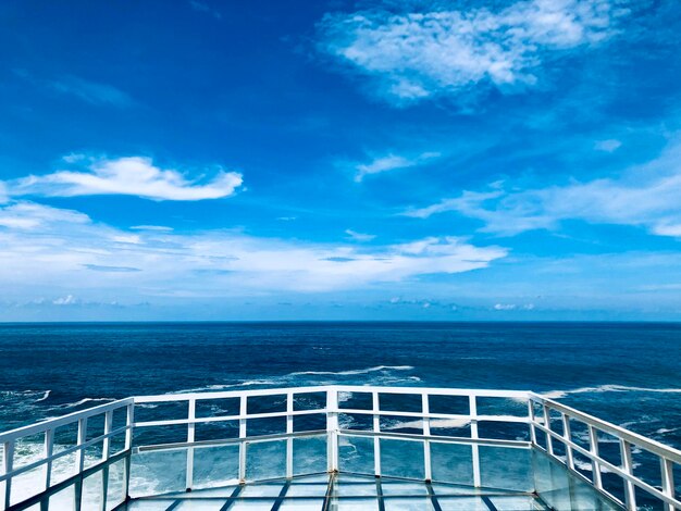 Foto vista panorâmica do mar contra o céu azul