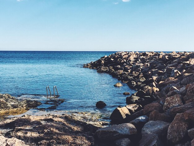 Foto vista panorâmica do mar contra o céu azul