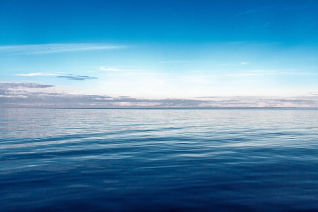 Foto vista panorâmica do mar contra o céu azul