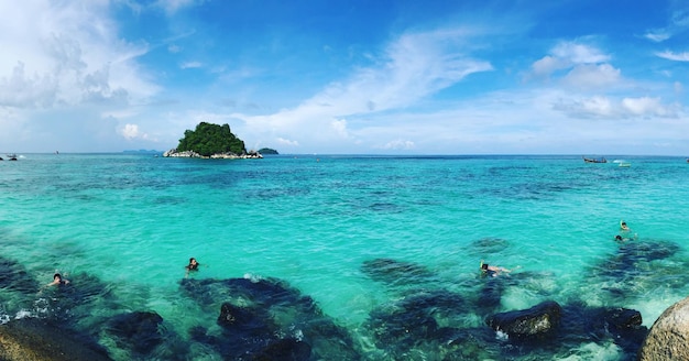 Vista panorâmica do mar contra o céu azul