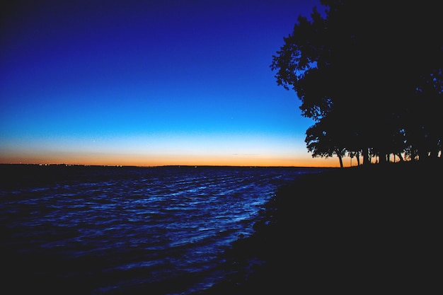 Foto vista panorâmica do mar contra o céu claro ao pôr-do-sol