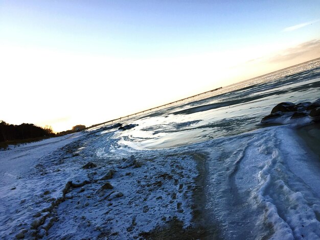 Foto vista panorâmica do mar contra o céu claro durante o inverno