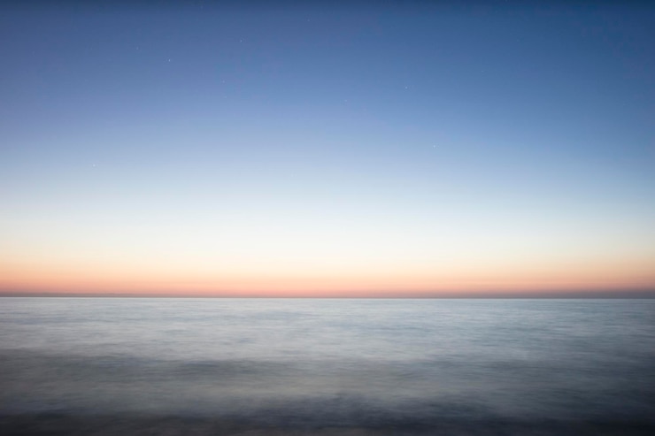 Foto vista panorâmica do mar contra o céu claro durante o pôr-do-sol