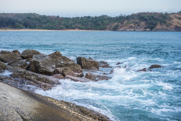 Vista panorâmica do mar contra o céu claro