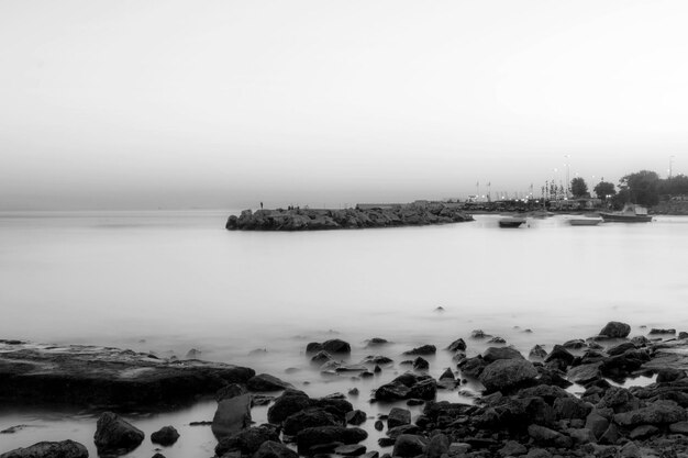 Foto vista panorâmica do mar contra o céu claro