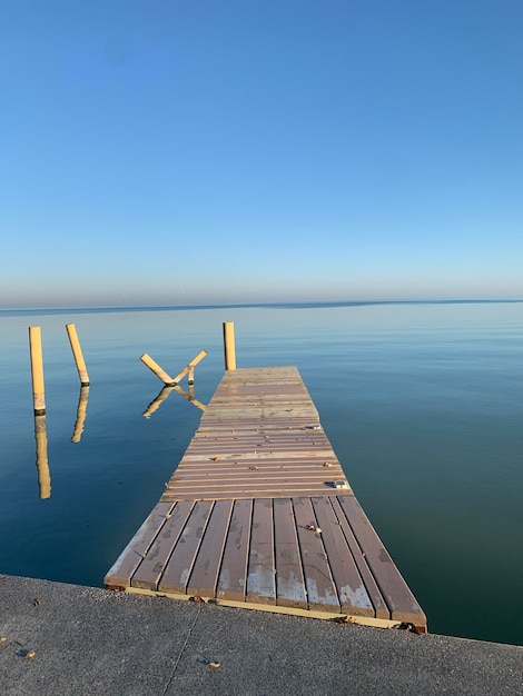 Vista panorâmica do mar contra o céu claro