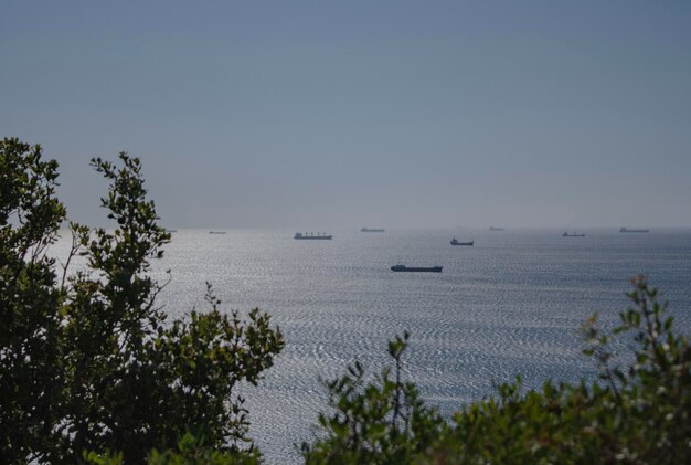 Vista panorâmica do mar contra o céu claro