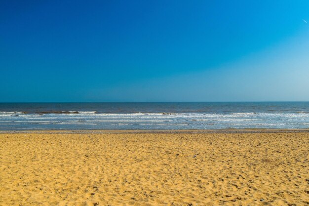 Vista panorâmica do mar contra o céu claro