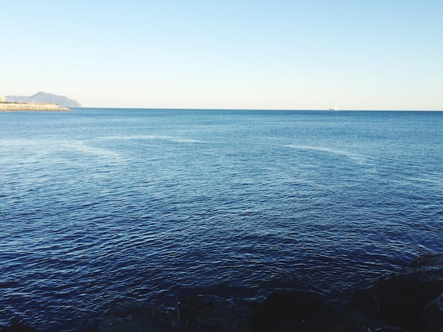 Foto vista panorâmica do mar contra o céu claro