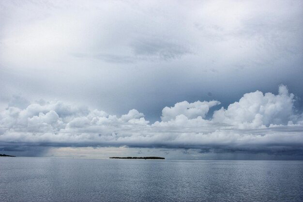 Foto vista panorâmica do mar contra o céu da ilha de bawean