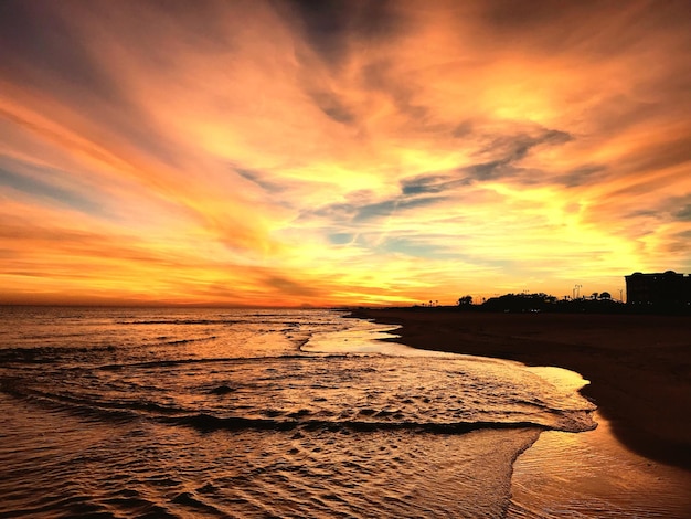 Vista panorâmica do mar contra o céu dramático durante o pôr-do-sol