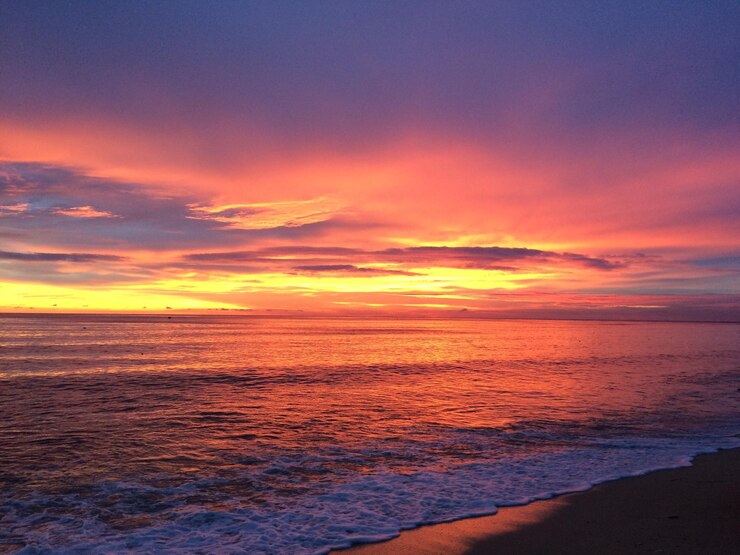 Vista panorâmica do mar contra o céu dramático durante o pôr-do-sol