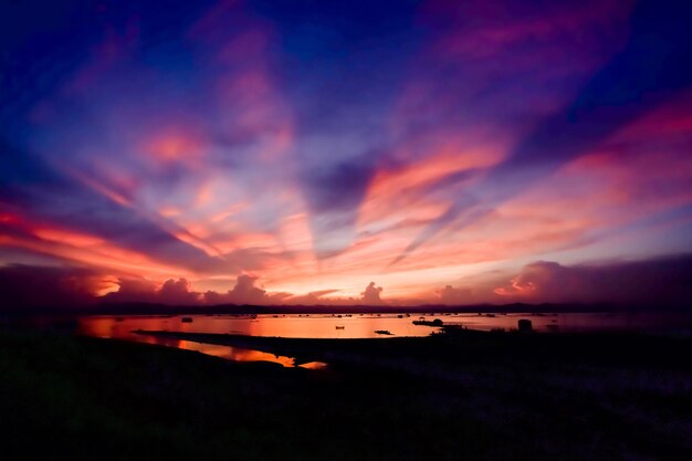Foto vista panorâmica do mar contra o céu dramático durante o pôr-do-sol