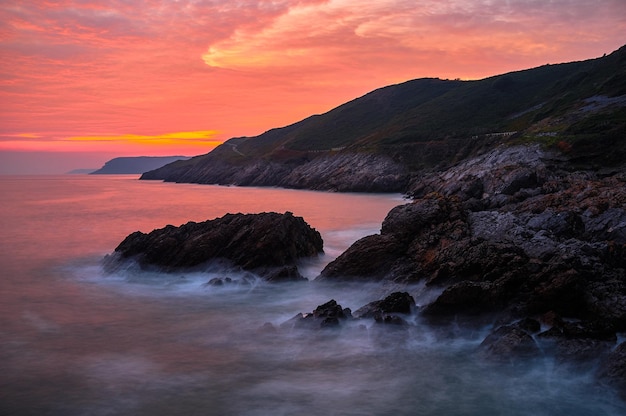 Vista panorâmica do mar contra o céu dramático durante o pôr-do-sol